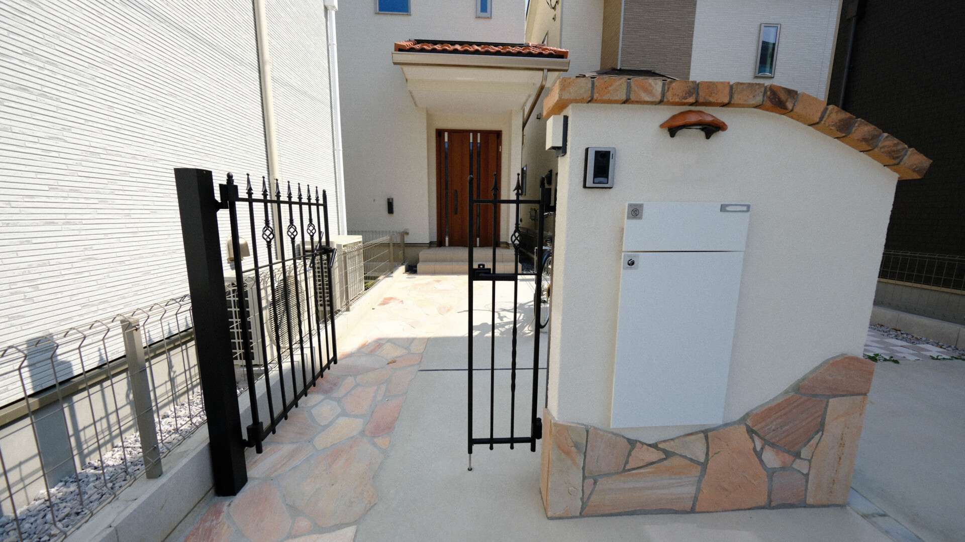 埋め込み式宅配ボックスと自然石アプローチの門袖