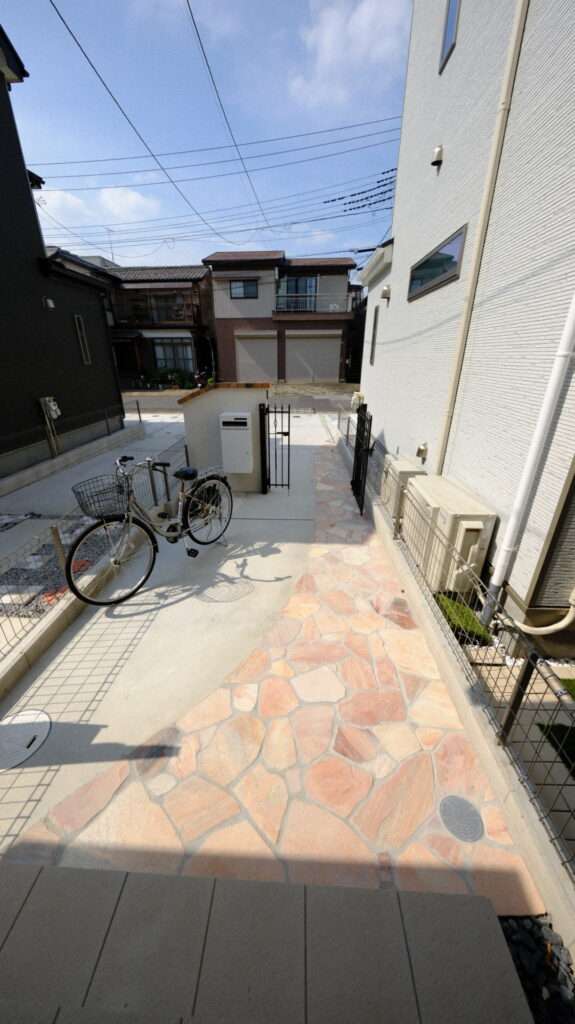 引き込まれた位置に設けた門袖と駐輪スペース
