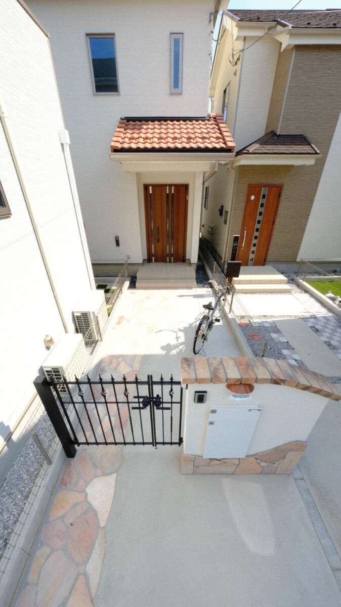 「玄関前から見る鋳物門扉とアプローチ全景