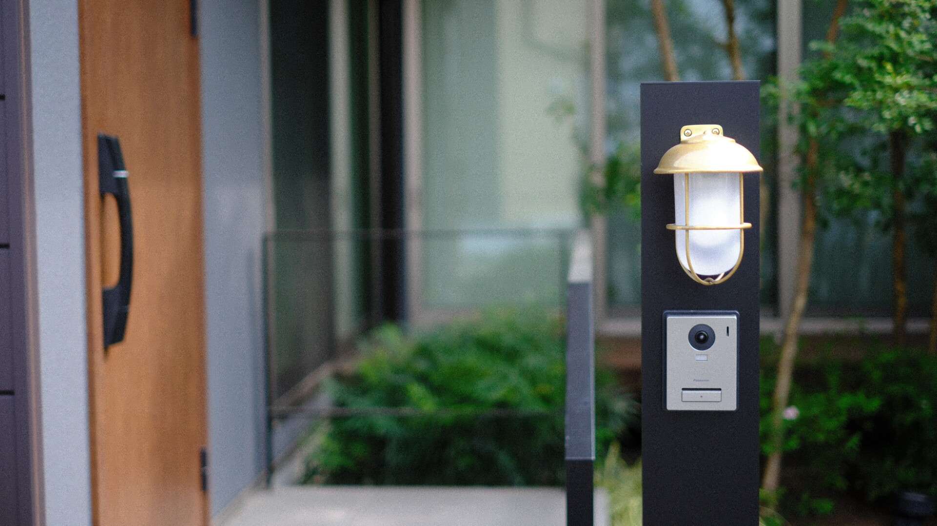 マリンランプが印象的な機能門柱のクローズアップ写真
