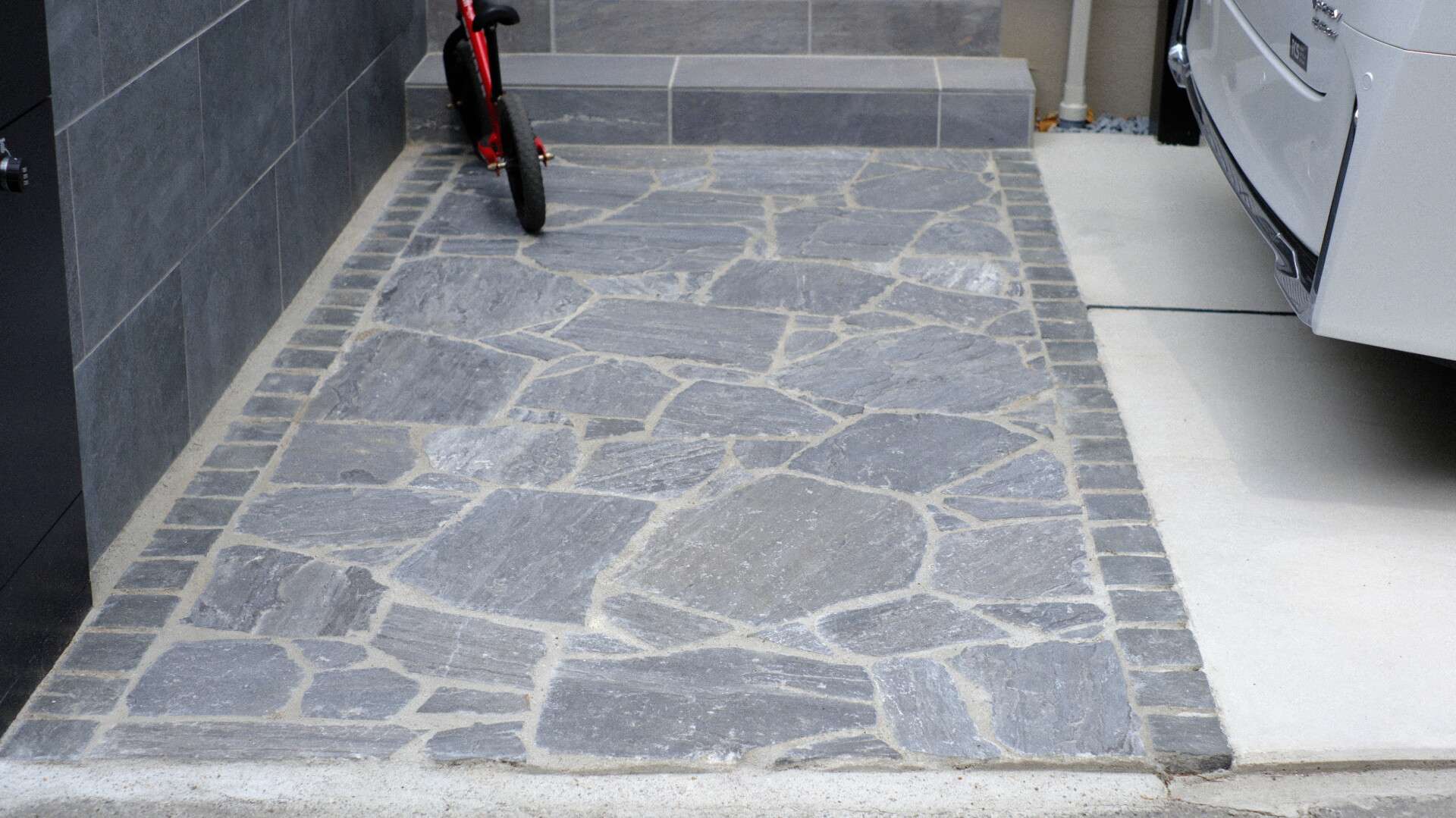 自然石の乱形アプローチで彩られた門まわりの様子