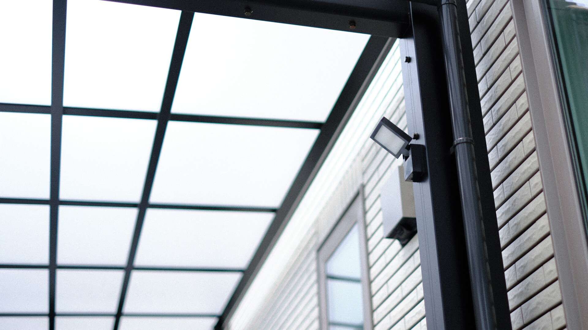 カーポートに設置された防犯用のスポットライト