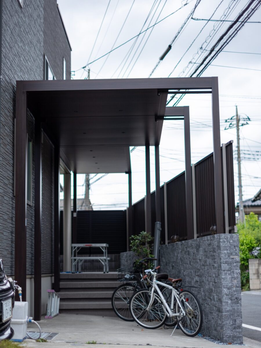 目隠しフェンスで視線を遮りLIXILプラスGで天井材付きの屋根をかけ、雨の日も夜も庭を楽しめるようにした川口市のエクステリアリフォームの通路の写真