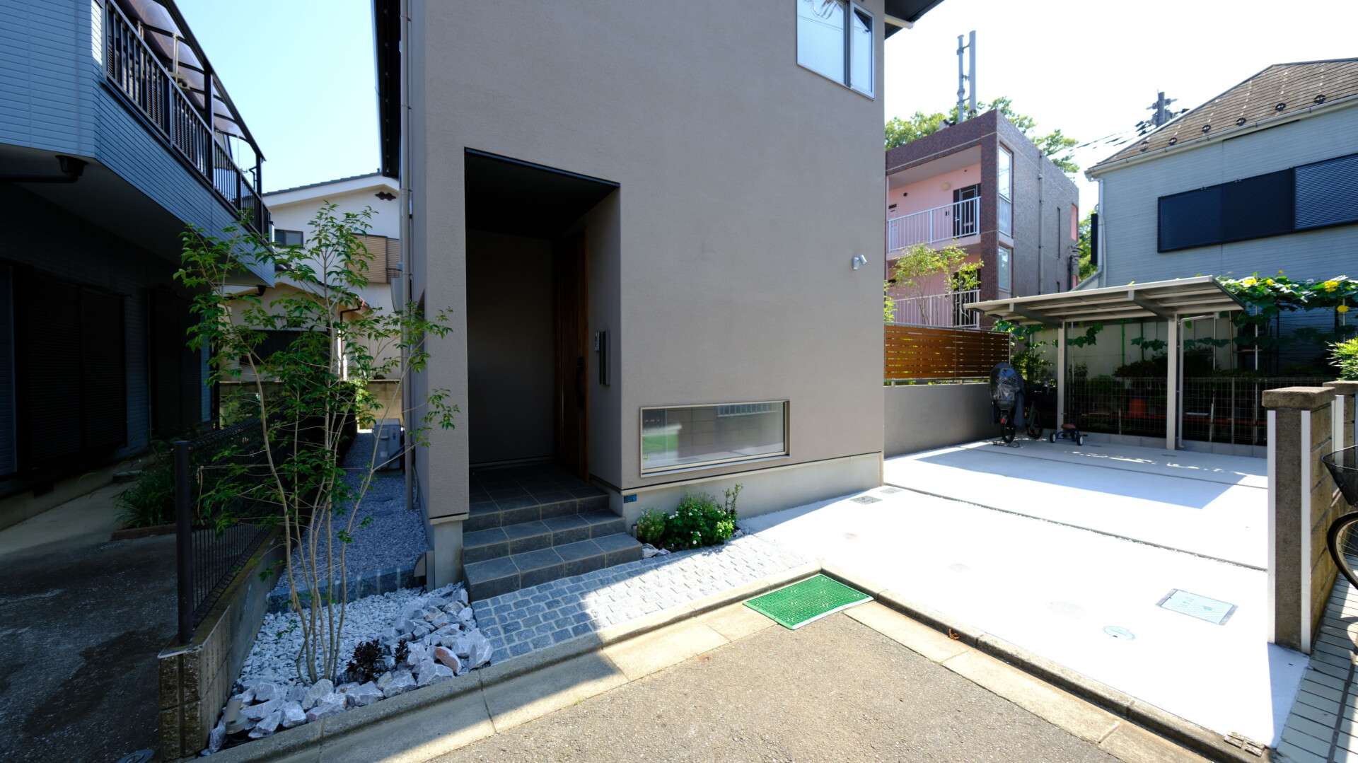 玄関前にアオダモと化粧砂利を配したロックガーデン風ファサード