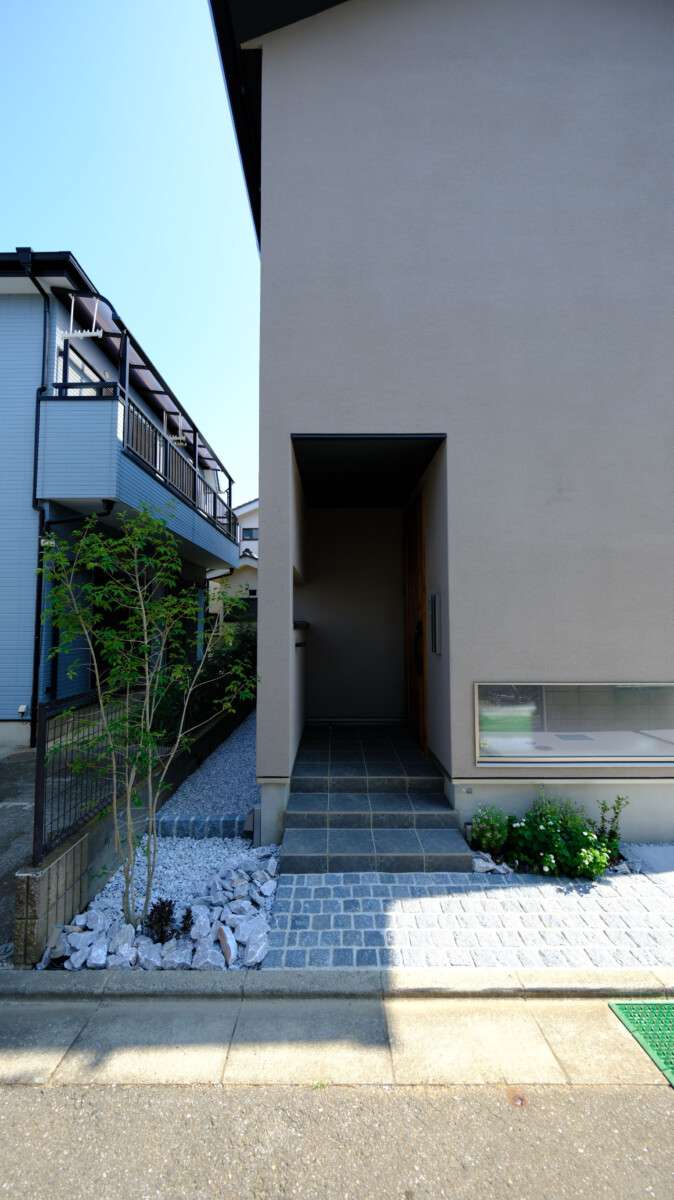 玄関側から見た植栽と門扉まわりのデザイン