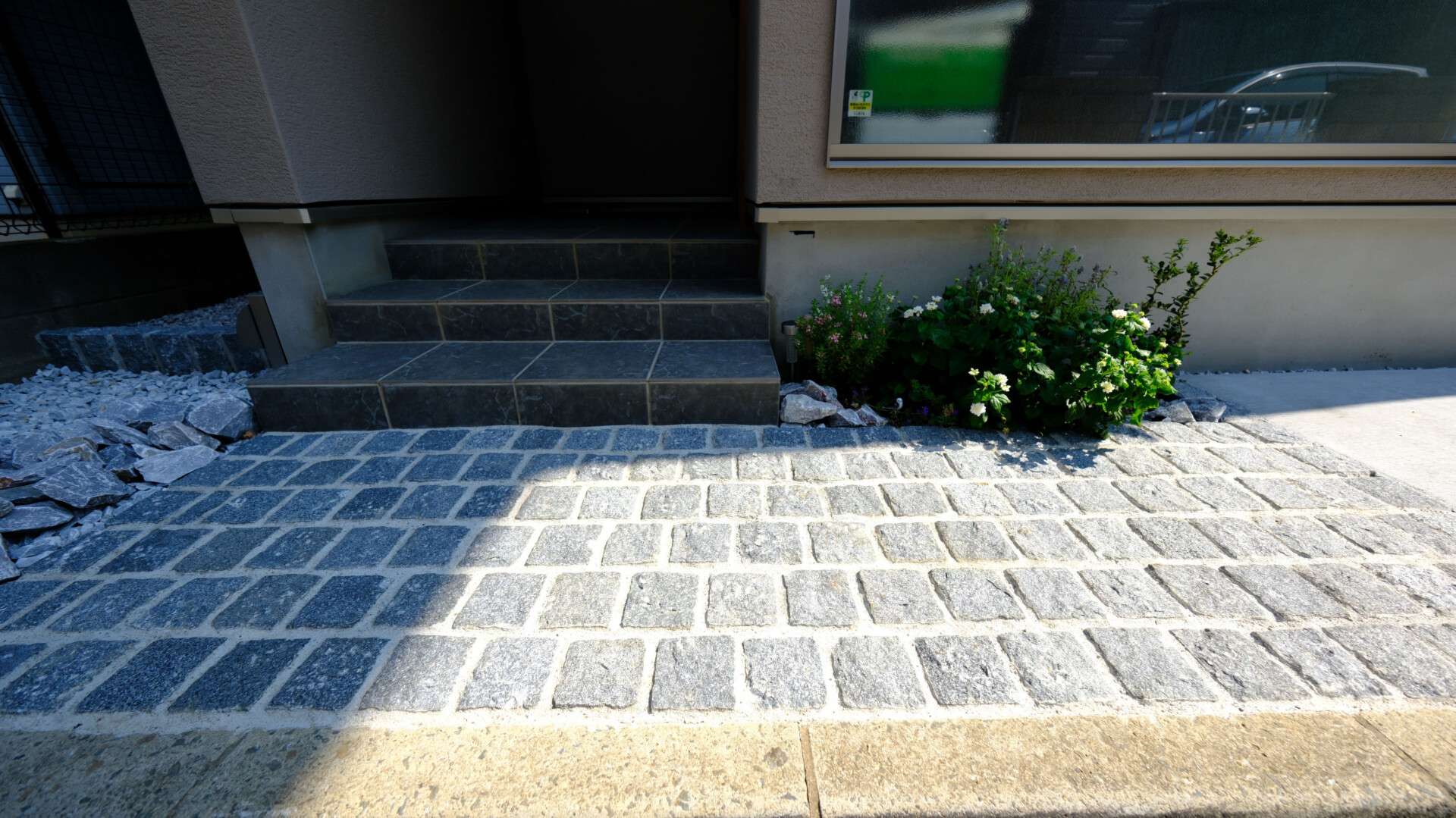 ピンコロ敷きのアプローチ