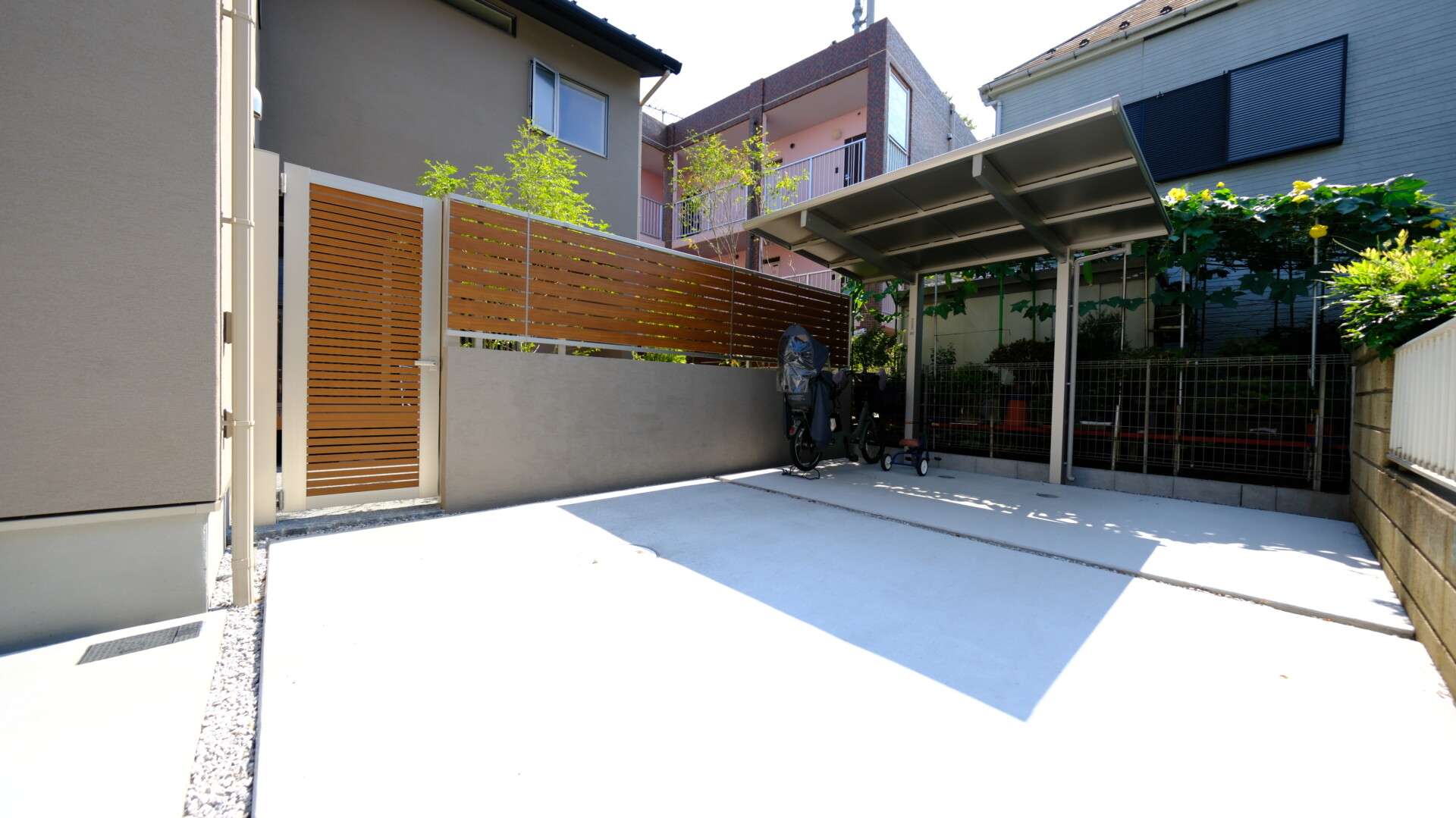 アルミ樹脂複合板の屋根材を使用したサイクルポートと駐輪スペース