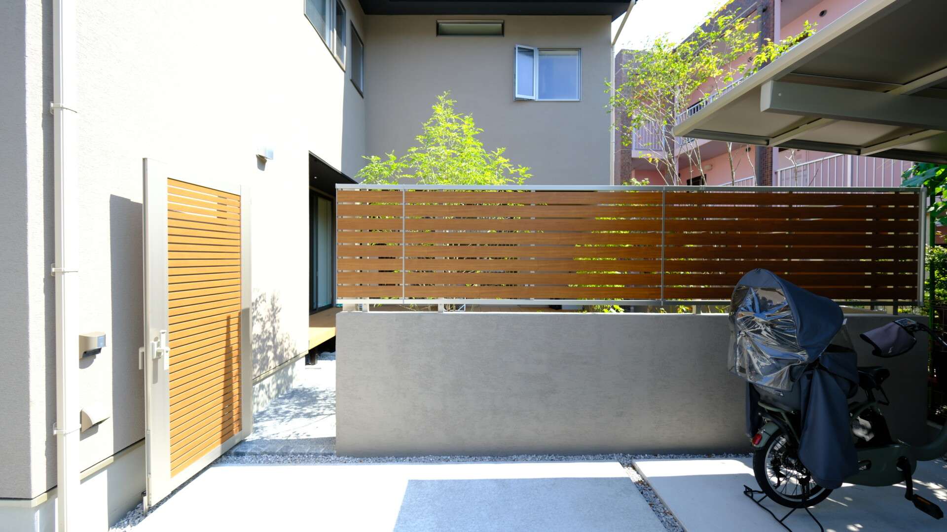 ルシアスYS門扉が開いた塗り壁を組み合わせた庭との仕切り