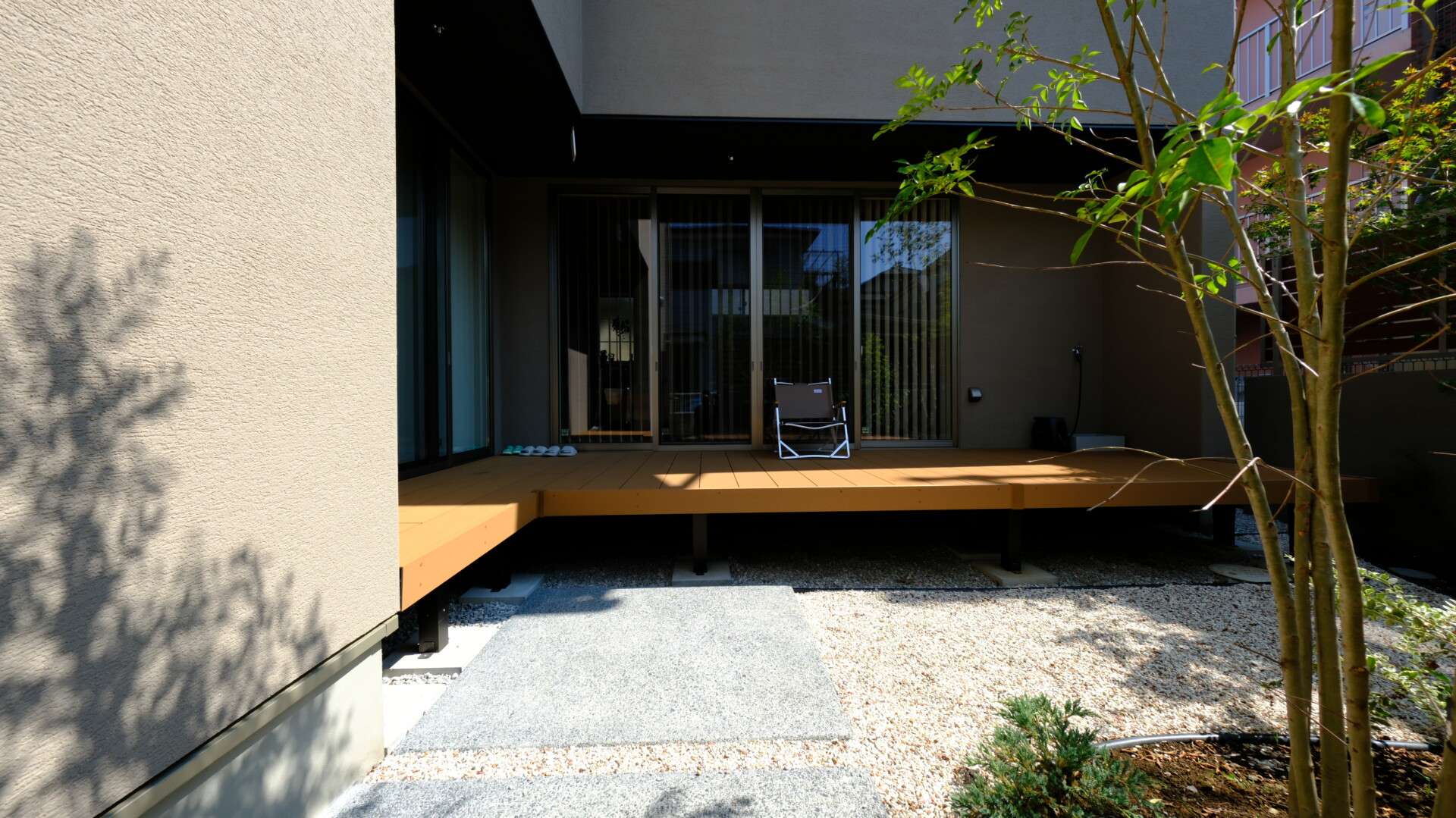 入隅の建物にあわせてL字で作られたリウッドデッキ