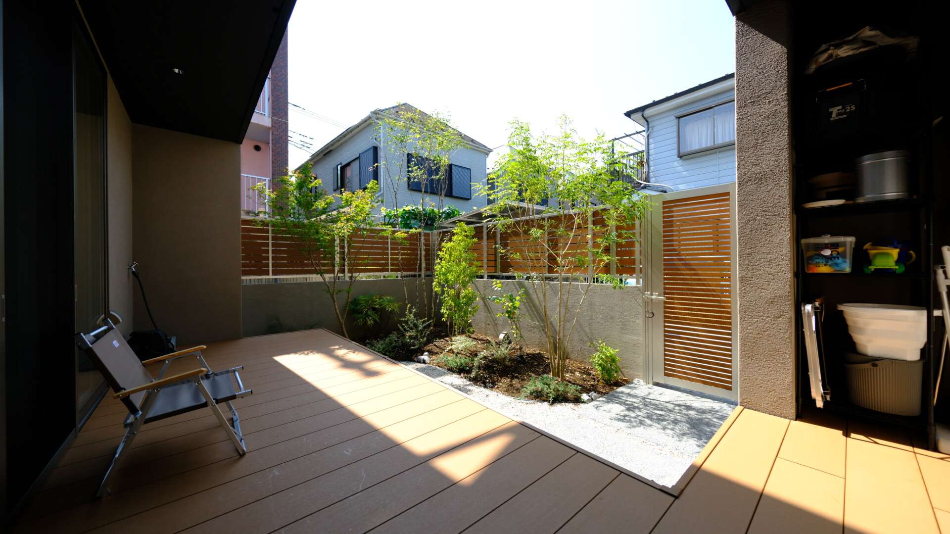 植栽と石を組み合わせた坪庭風のプライベートガーデン全景