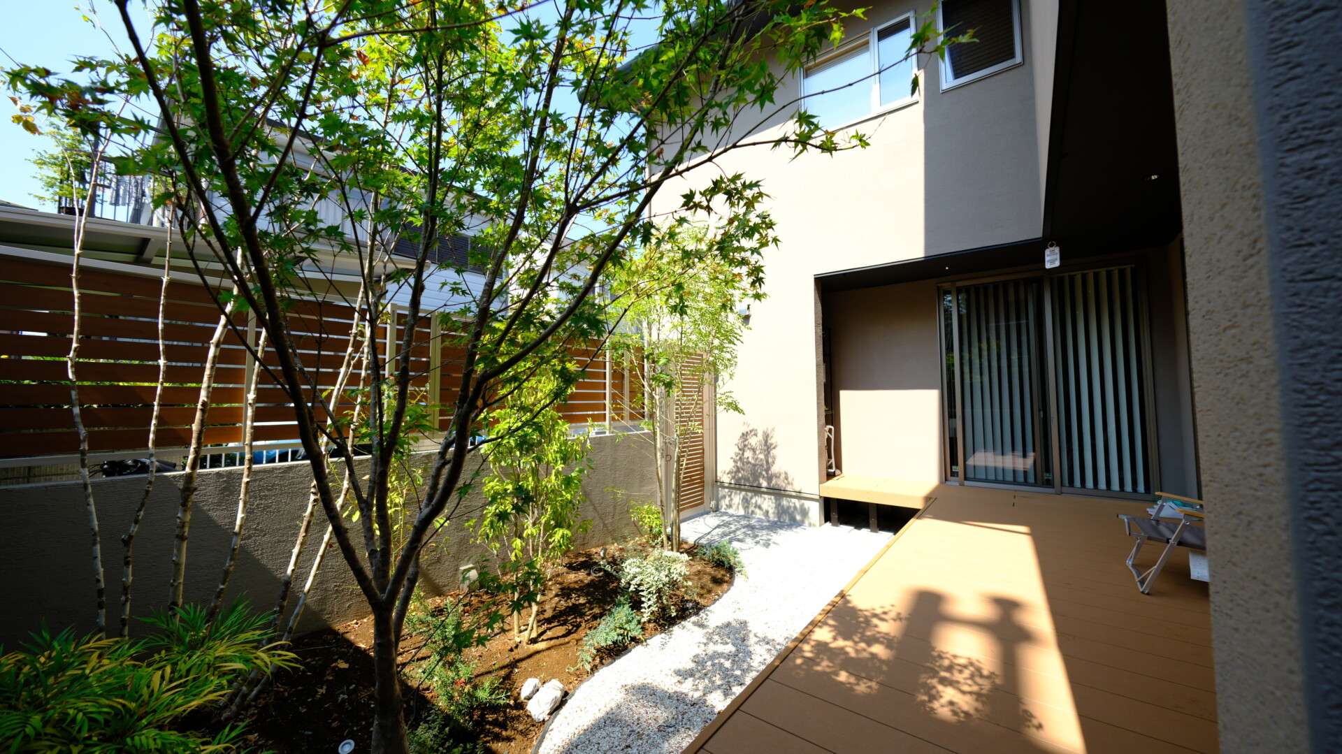 和風の植栽と化粧砂利で整えられた庭のコーナー