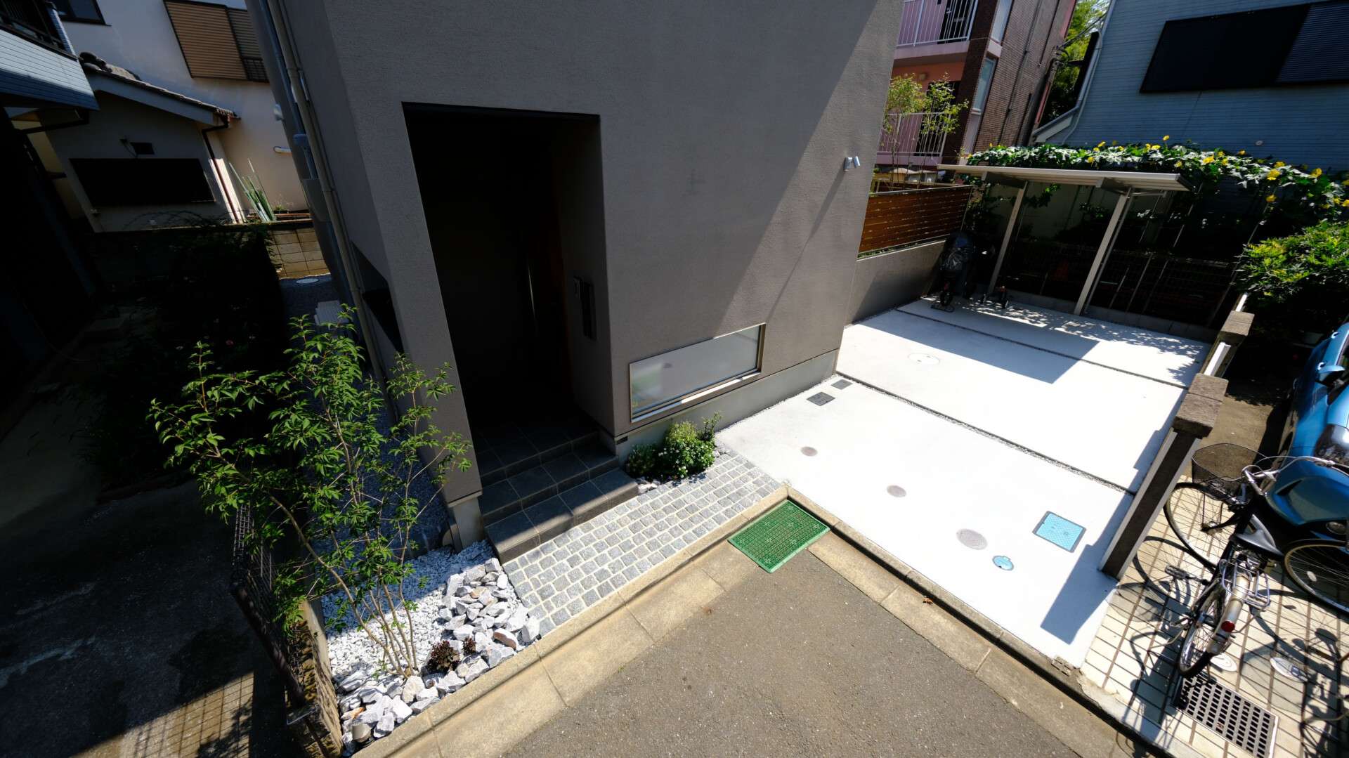 自然石と植栽でデザインされた玄関アプローチ