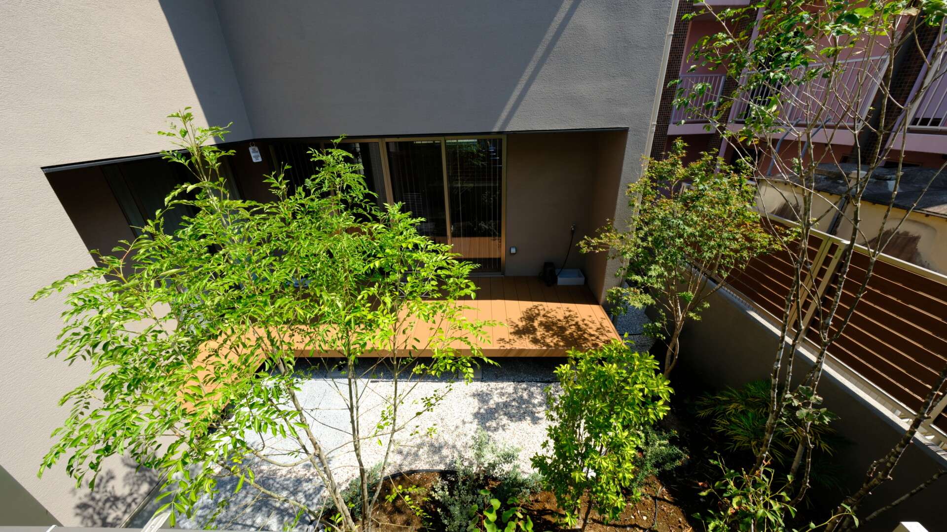 木調フェンスと植栽で囲まれたプライベート空間