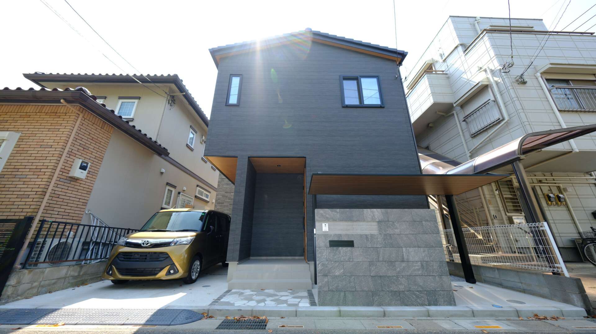 縁石でかさ上げされたアプローチの仕上がり