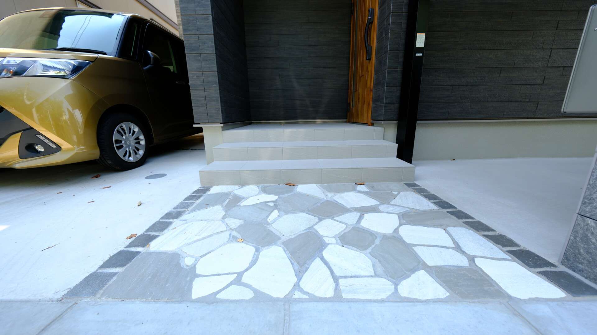 自然石アプローチの門まわり全景