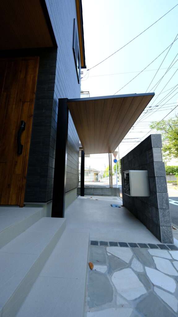 玄関ドアと調和した木目調テラスSCの屋根