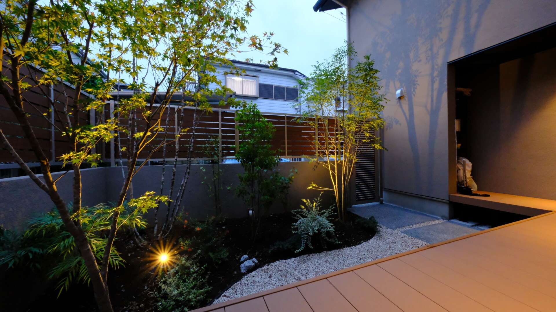 庭を囲う目隠しスクリーンとライティングの共演