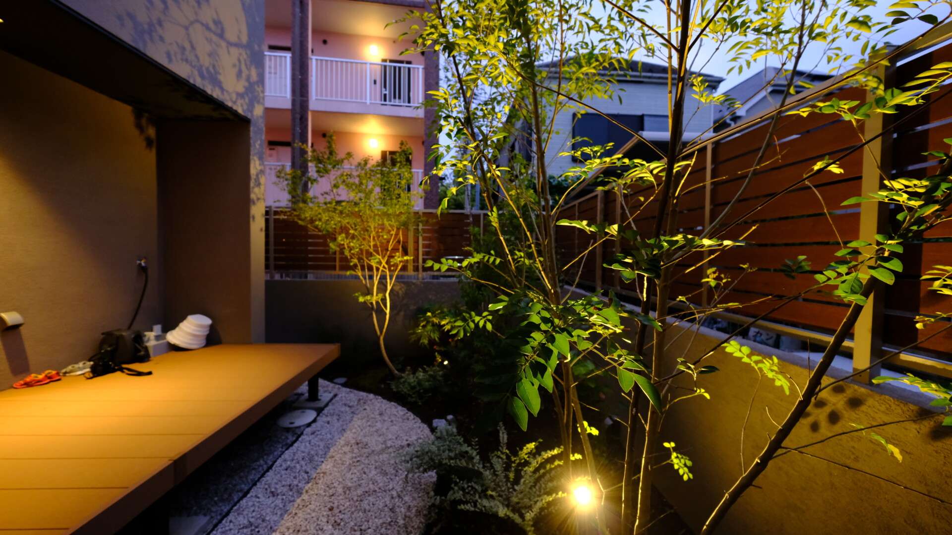 庭を囲う目隠しスクリーンとライティングの共演