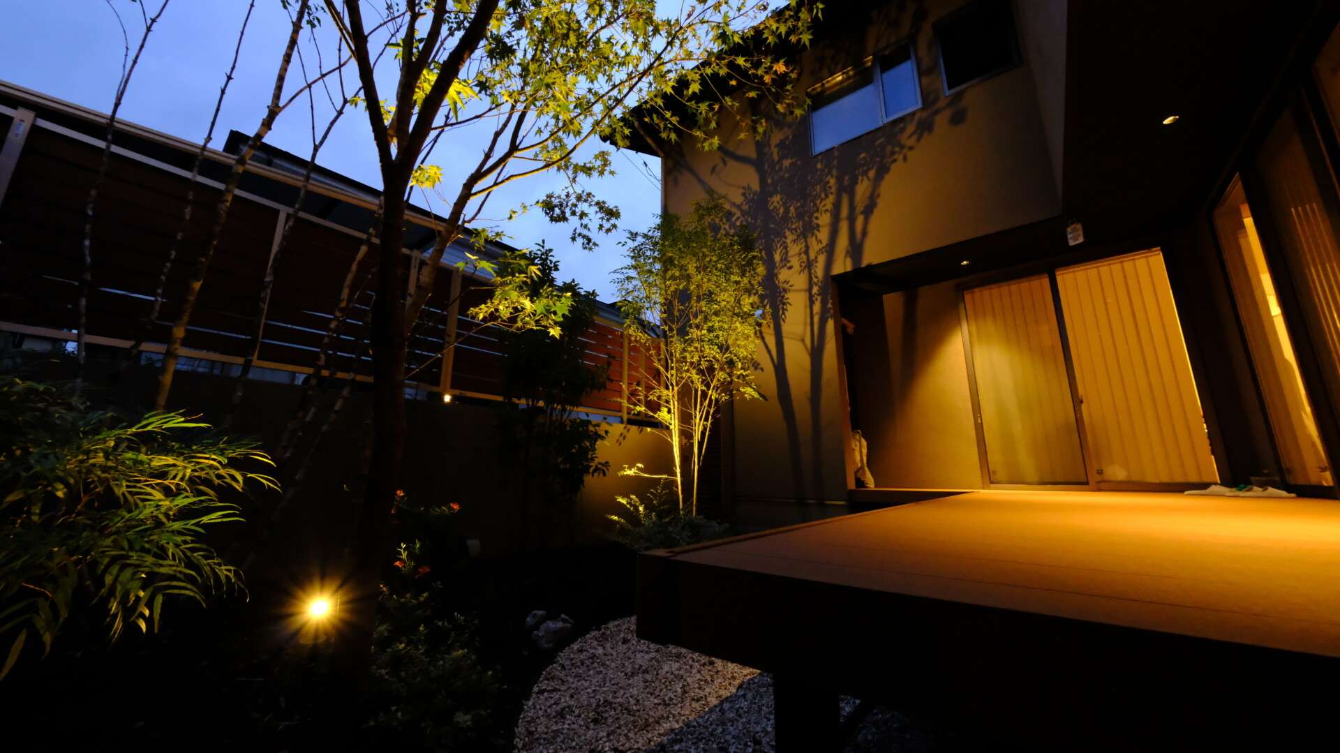 ウッドデッキのライティング