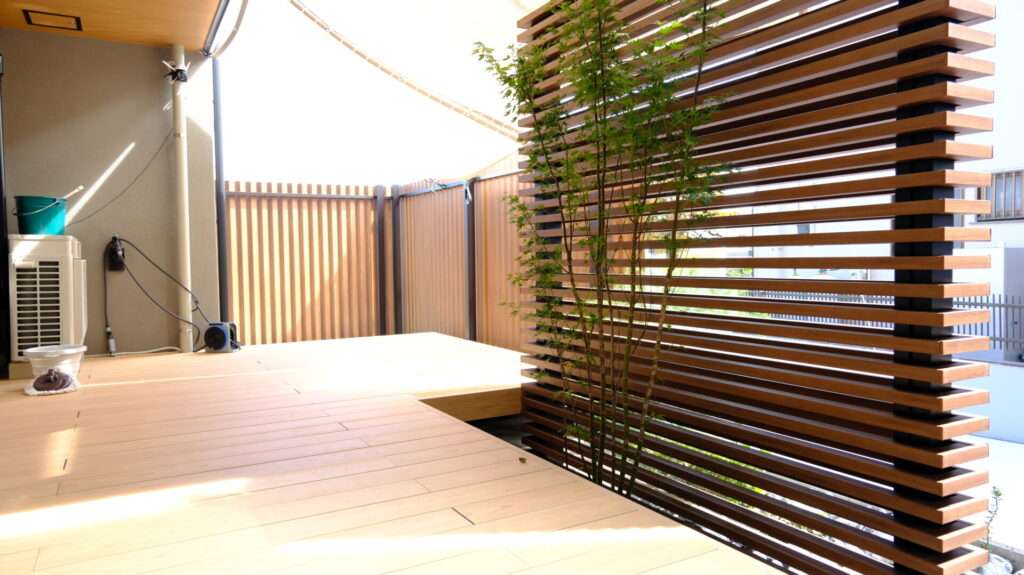 奥行きと立体感を演出した植栽スペースと目隠しフェンスの配置