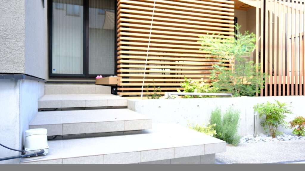 照明を仕込んだ浮き階段タイルデッキと緑あふれる植栽空間