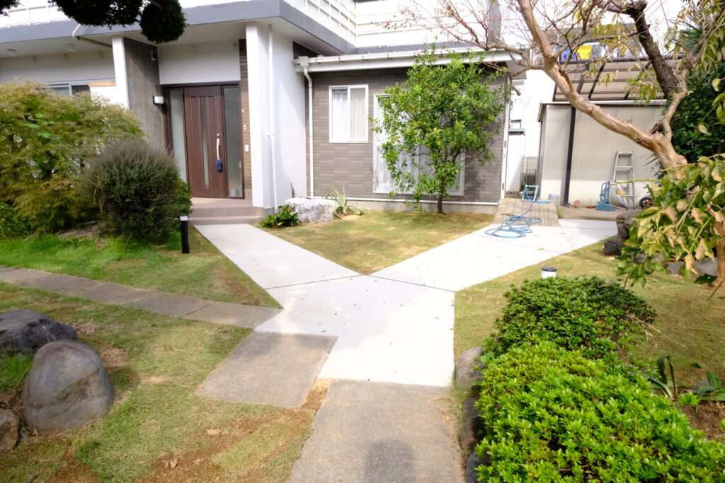 リフォーム後の庭。土間コンクリートで整備された明るい外構（川口市）