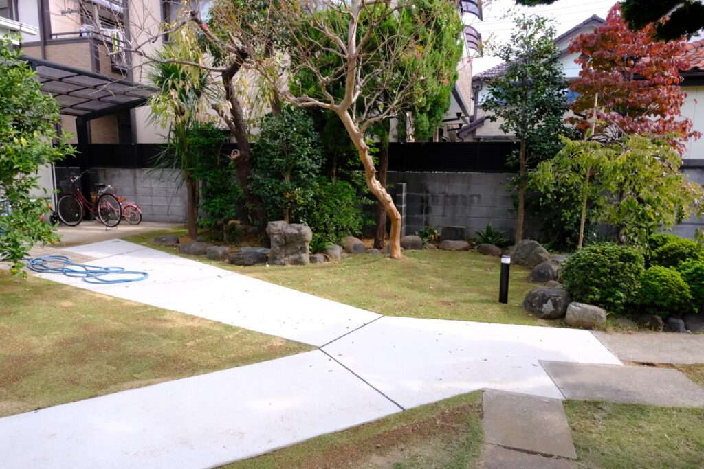 土間コンクリートで整備された庭の通路。歩きやすくなった動線