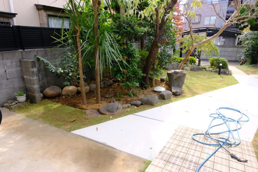 庭全体をフラットに仕上げた土間コンクリート舗装（川口市）