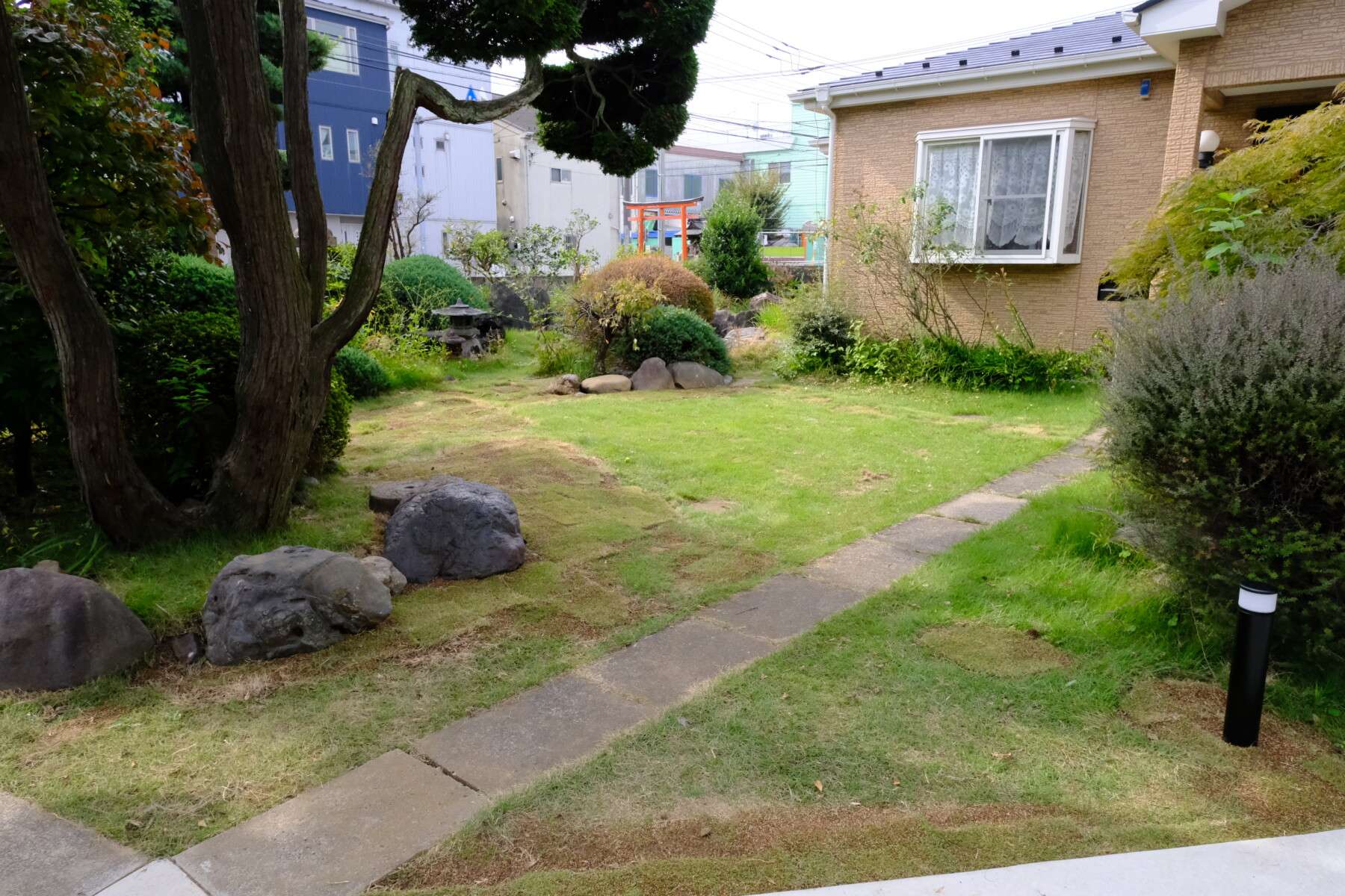 お子さまと一緒に過ごしやすい広々とした庭スペース（リフォーム後）