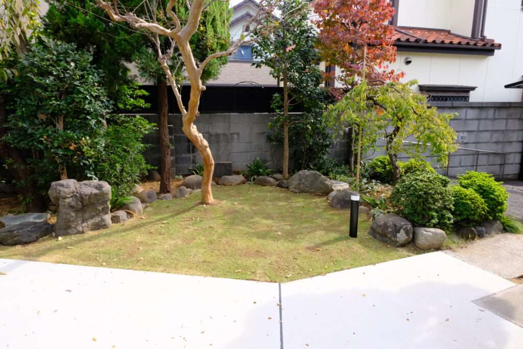 明るく開放的になった土間コンクリートの庭全景