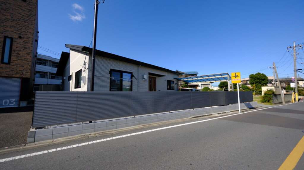 外壁と合わせたシンプルな目隠しフェンス