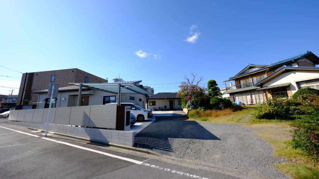 カーポート脇の目隠しフェンス