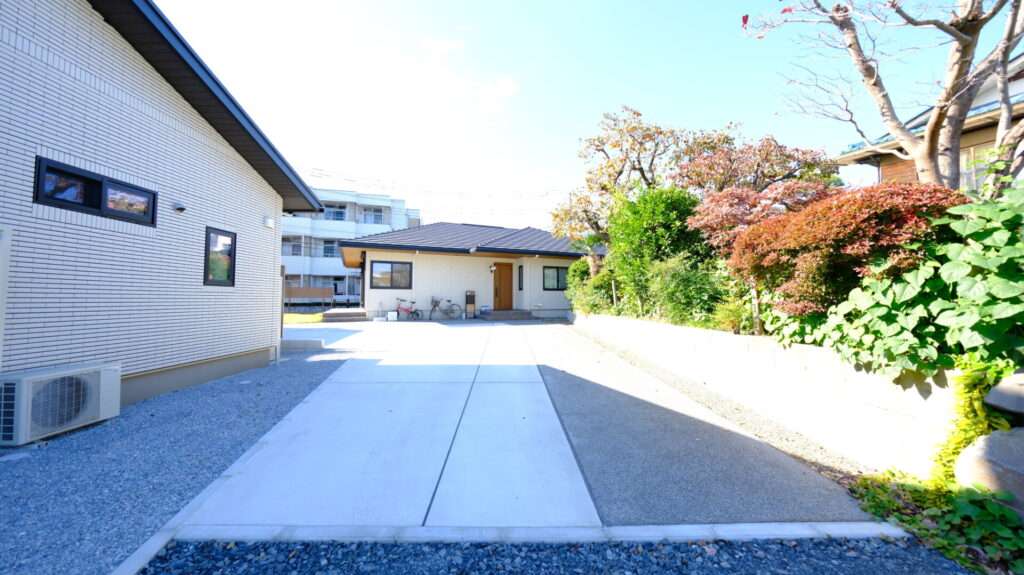 勾配を処理した刷毛引き仕上げの土間コンクリートアプローチ