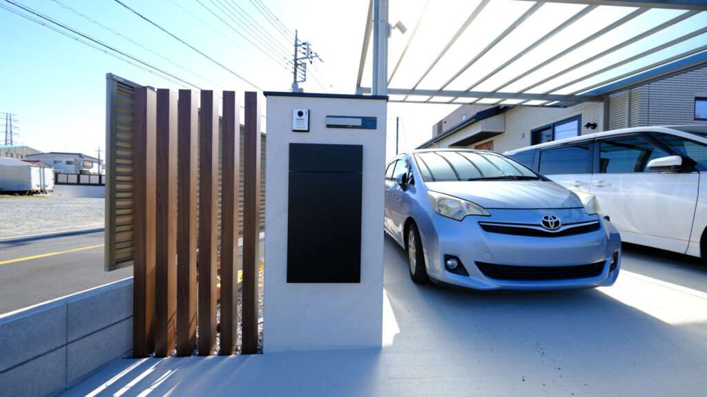 LIXILの宅配ボックスKNを埋め込んだ造作機能門柱と枕木調角柱の門まわり