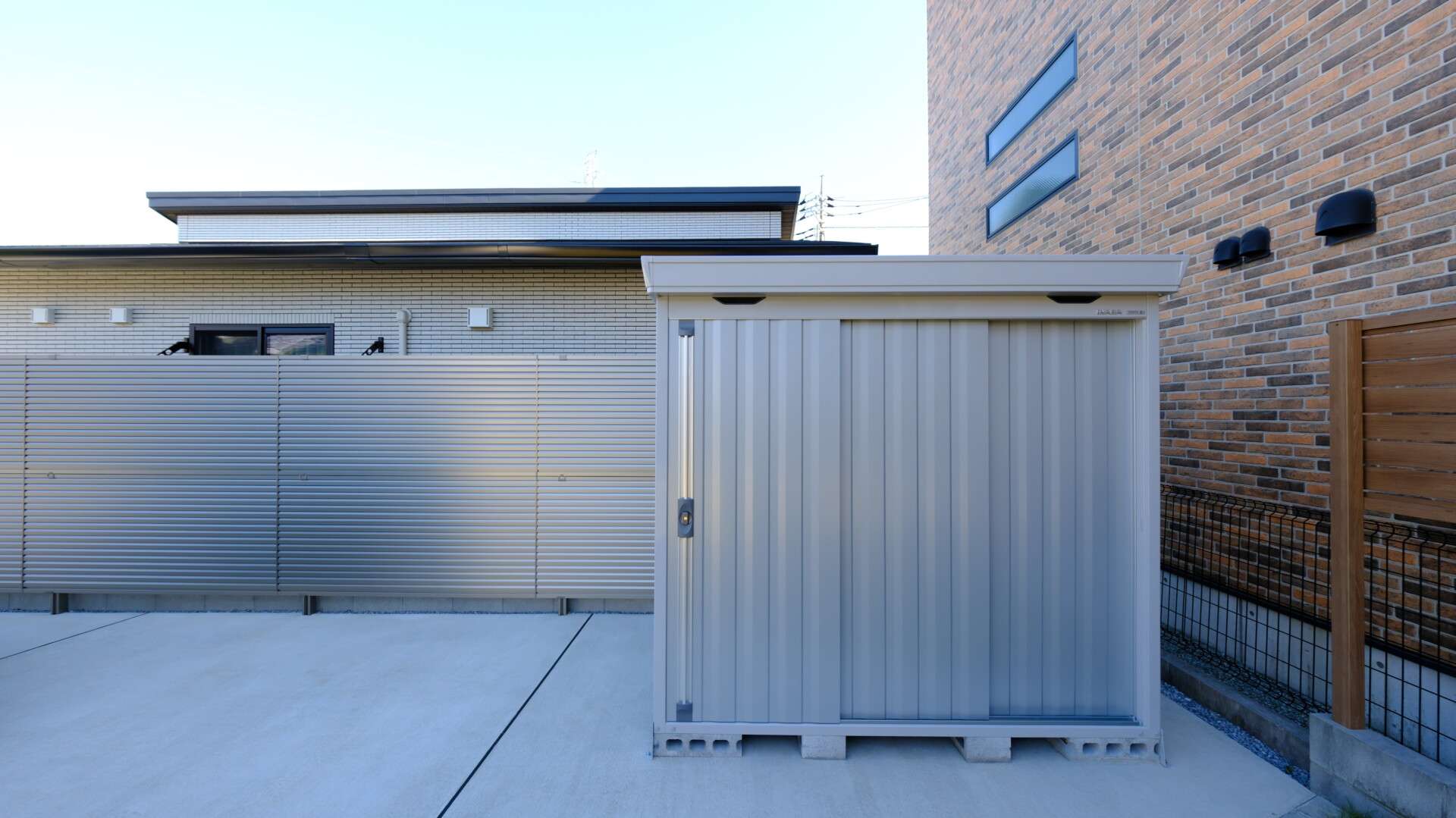 裏側への動線を確保した土間コンクリートと物置スペース