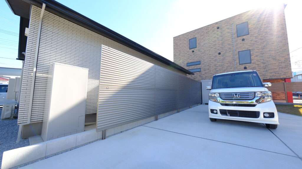 多段柱で高さを調整した隣地境界の目隠しフェンス