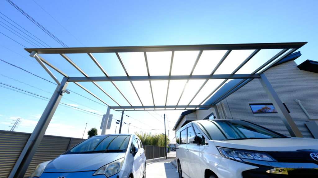 コンクリート土間とカーポートの柱に設置されたライト