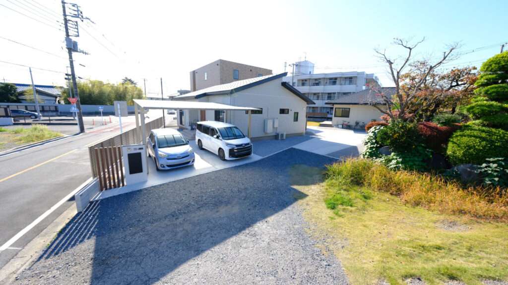 雨でも濡れない駐車スペースへの動線を確保した平屋の新築外構施工例全景