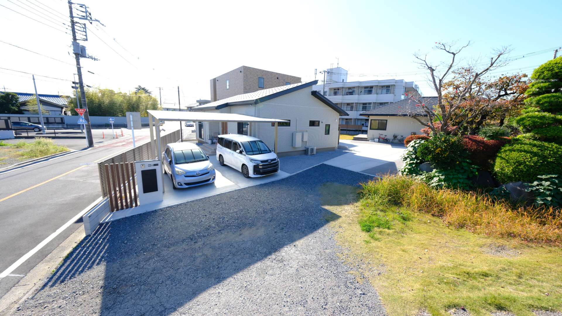 雨でも濡れない駐車スペースへの動線を確保した平屋の新築外構施工例全景