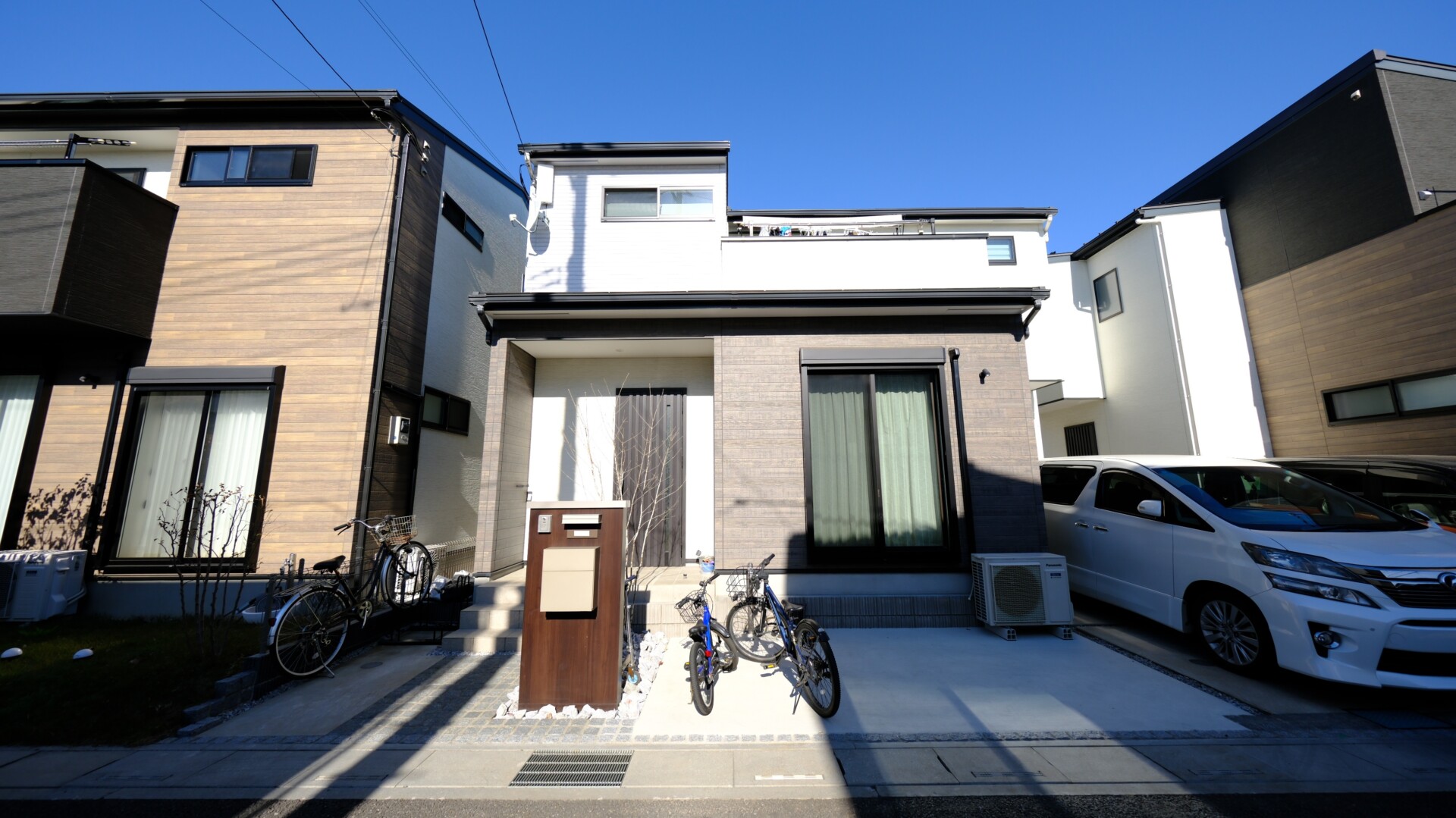 駐車場横に作られたロックガーデン。アオダモの植栽とゴロタ石、ピンコロ石でナチュラルに仕上げた施工後の様子