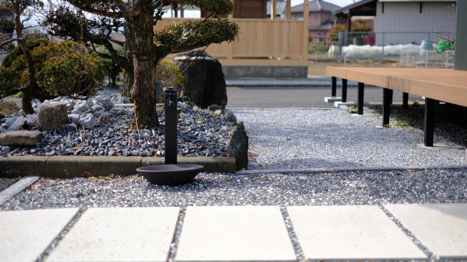 デッキ脇に設置した和モダンなデザインの立水栓とおしゃれなパン