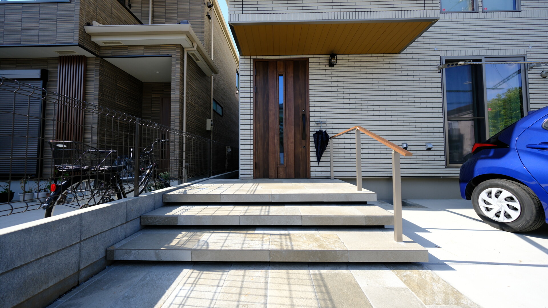 安全性とデザインを両立した、浮き階段に設置されたスリムな手すり