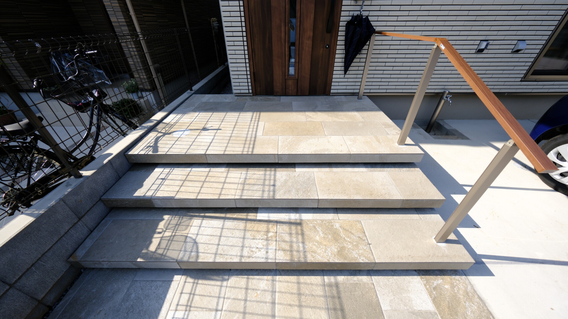 玄関から門柱まで一直線に伸びる、リビエラタイル貼りのスタイリッシュなアプローチ