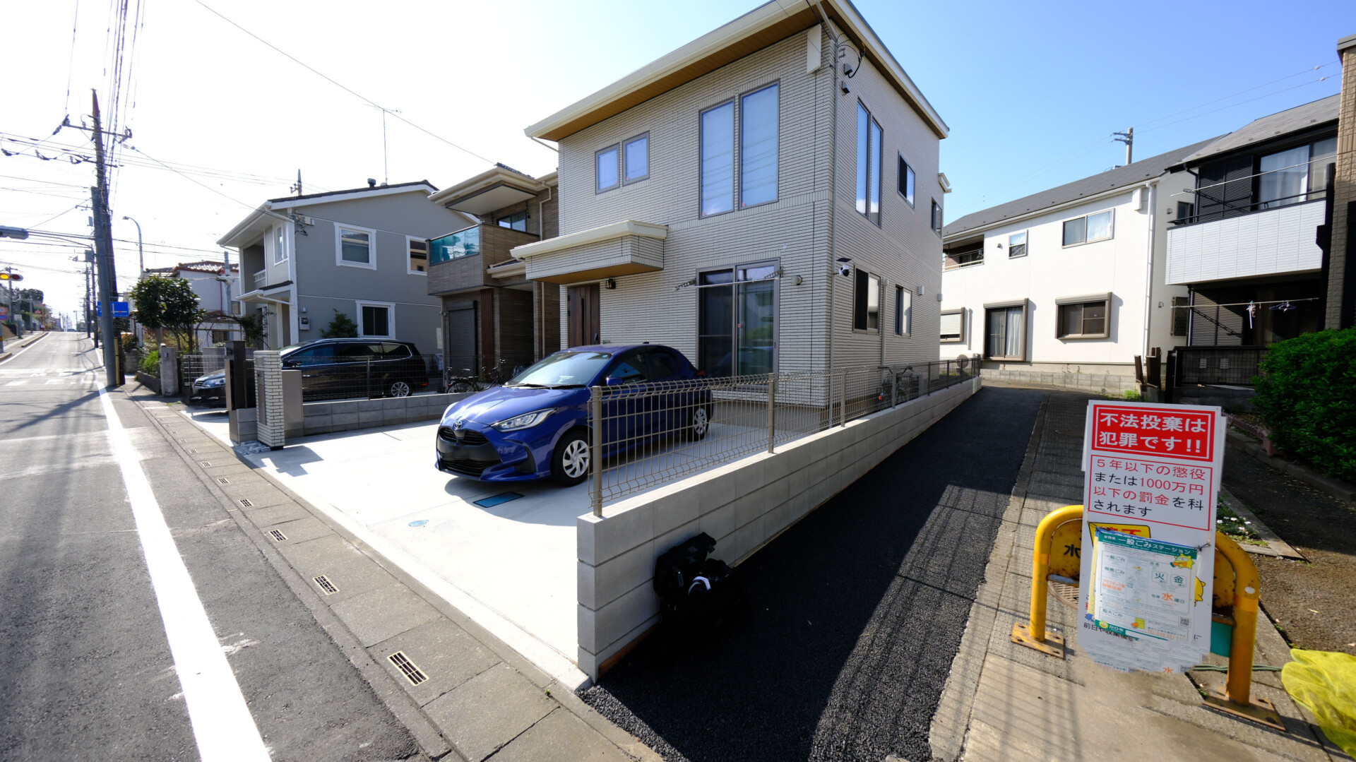 敷地奥まで綺麗に整えられた、間仕切りブロックと境界フェンス