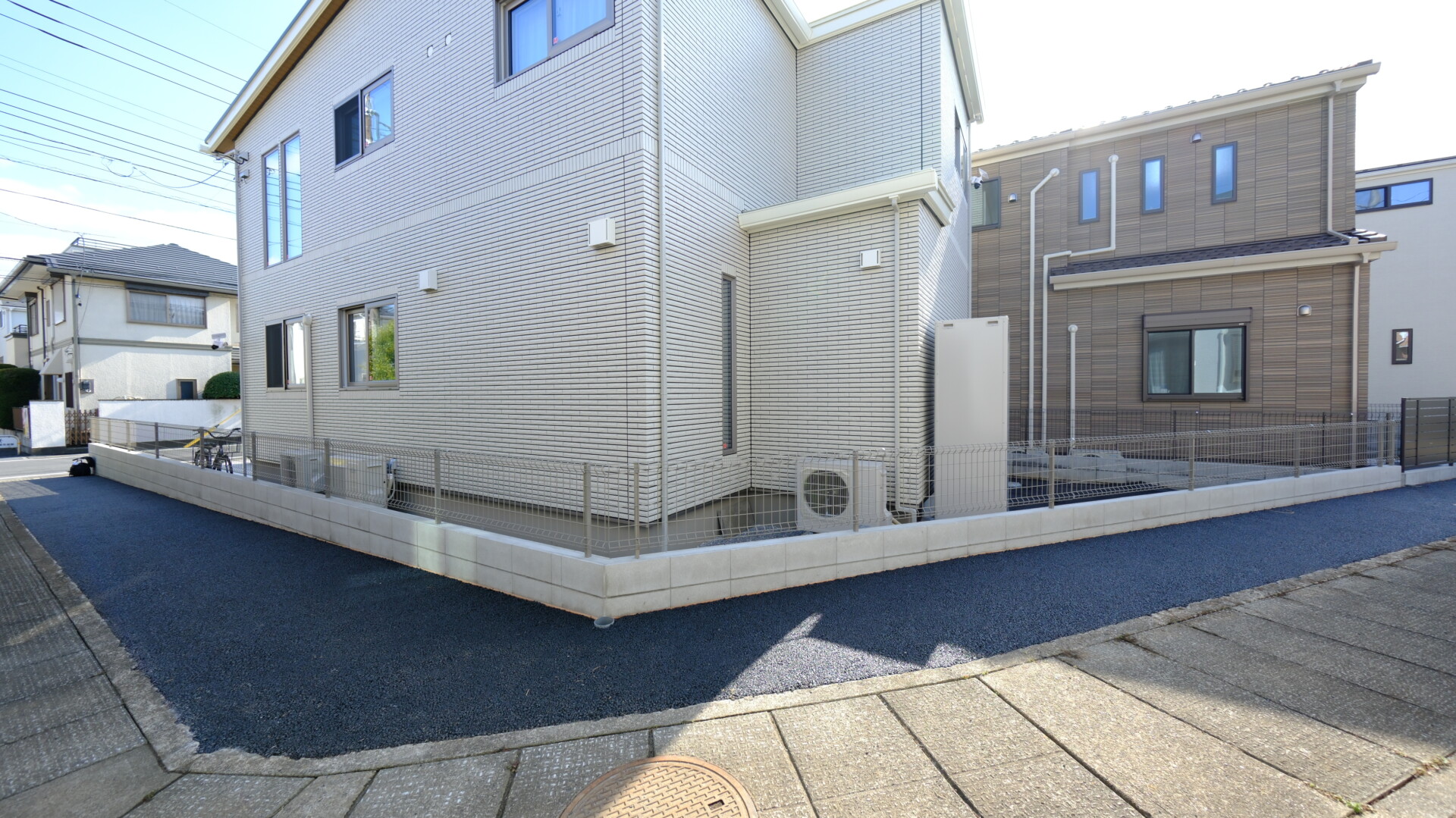 建物裏手まで丁寧に仕上げられた、境界ブロックと境界フェンスの外構施工面