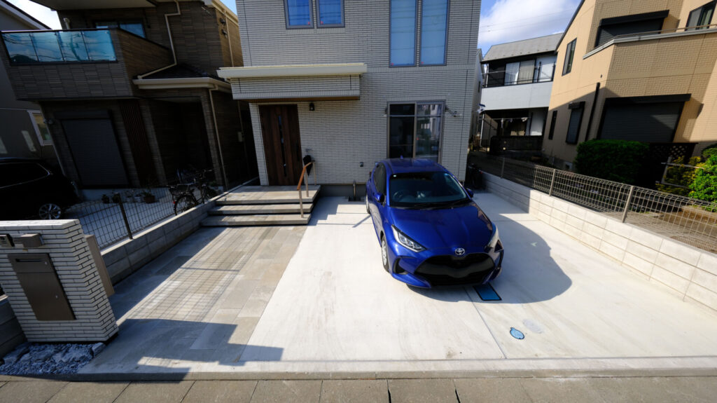 一条工務店の建物に調和する、ワイドな浮き階段が印象的なモダンな正面外構