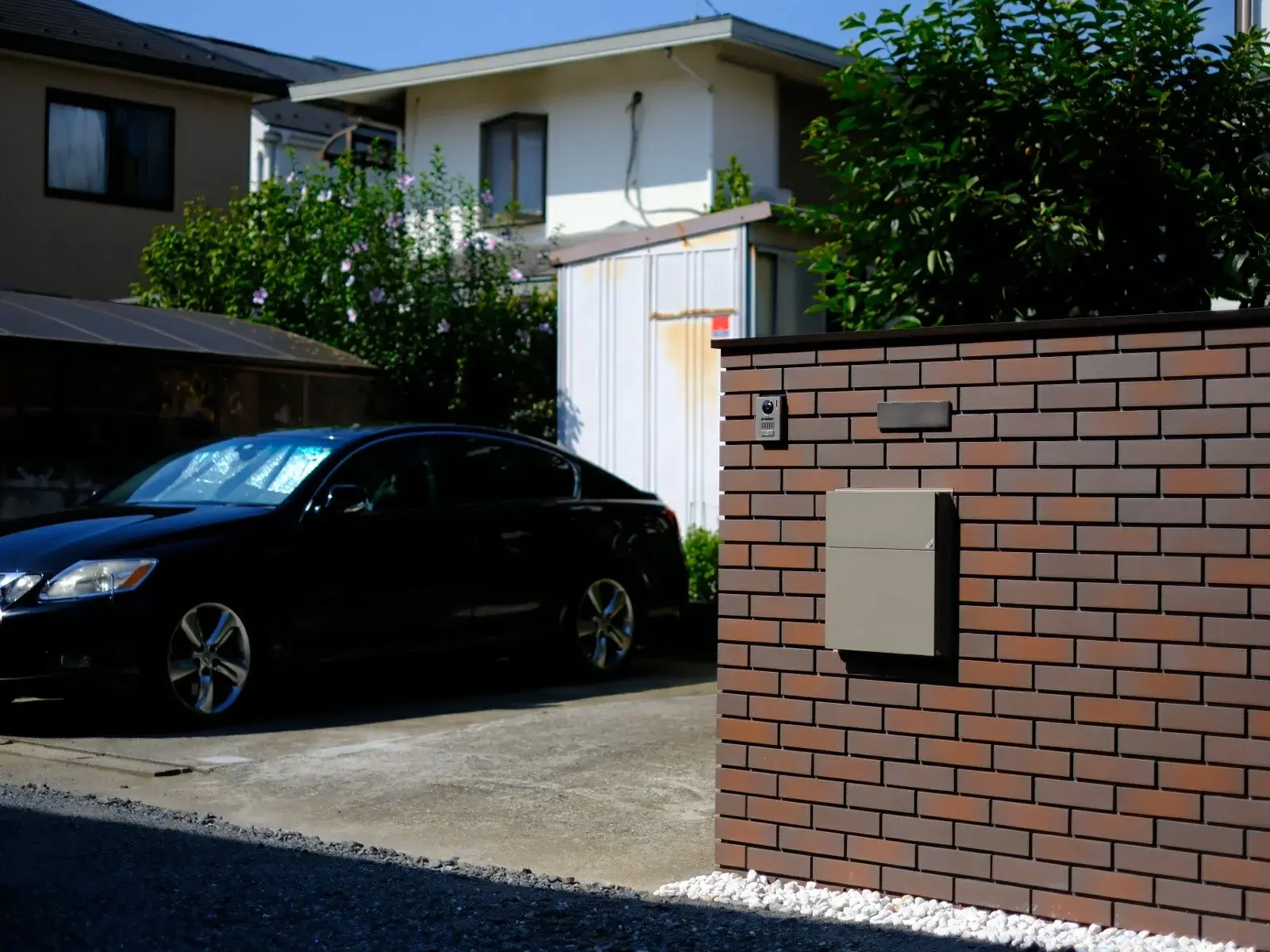 門塀のディテール、レンガにフラットなポストとアルミ製笠木の組み合わせ