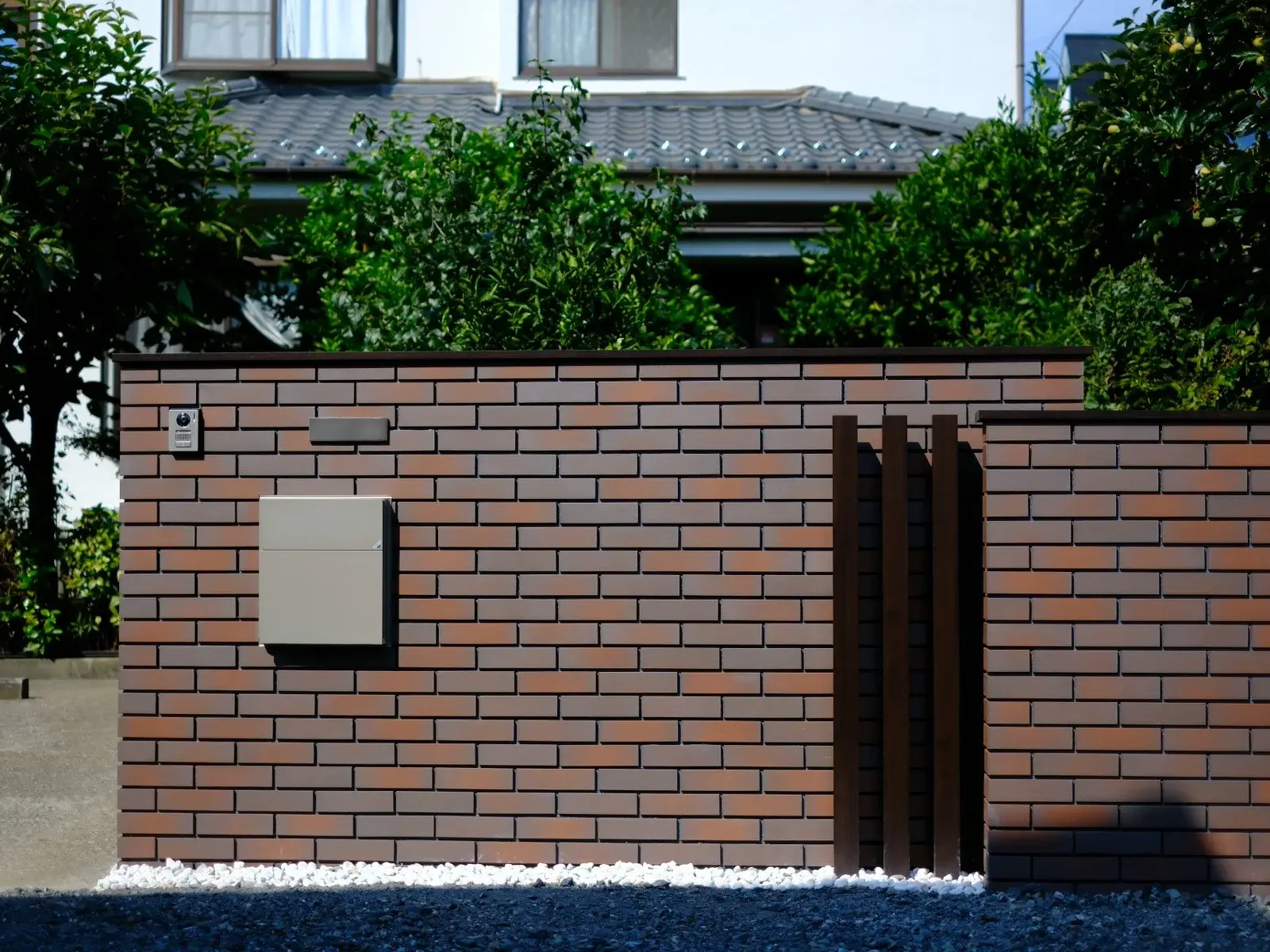 門塀のディテール、白玉砂利と木調素材の組み合わせ