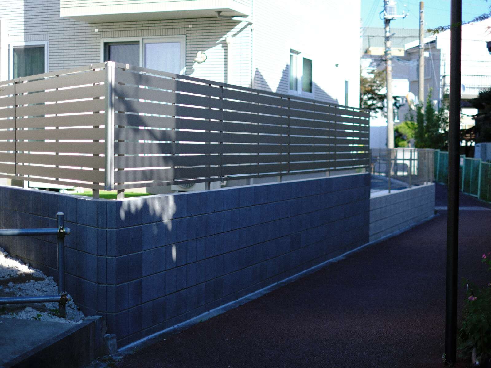 化粧ブロック「スクエアC」を使った土留めと目隠しフェンスの組み合わせ。おしゃれで実用的な庭まわり