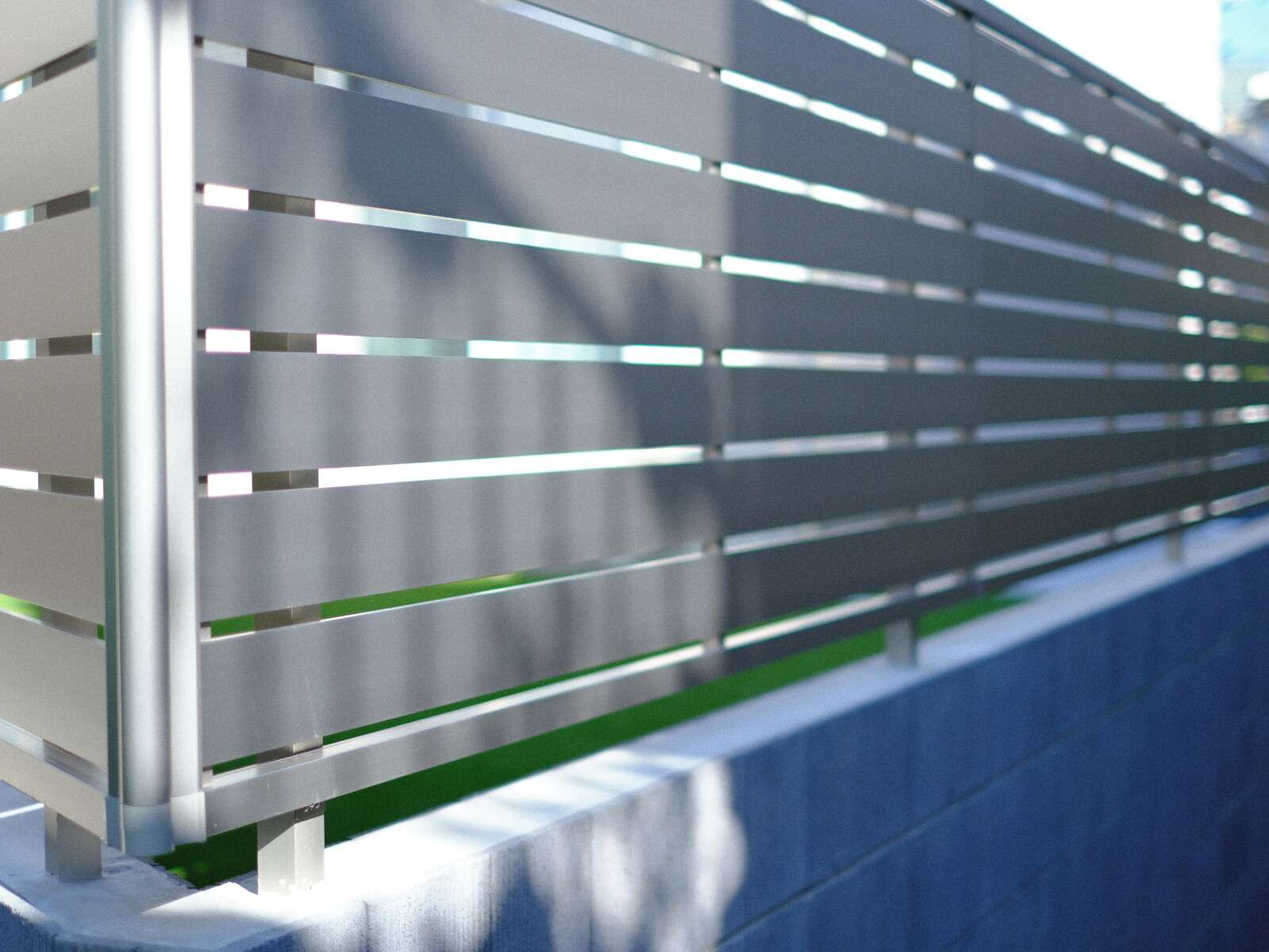 明るい印象の目隠しフェンス「レジリアYK3型」。隣地からの視線を遮る草加市の新築外構施工例